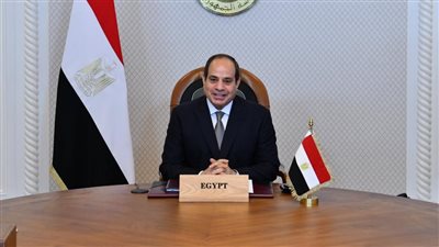 السيسي ممازحا الفنان سامح حسين: فين القطايف؟ 