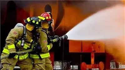 حريق يلتهم متجرين للملابس بمنشأة ناصر والدفاع المدني تنجح في إخماده (صور)