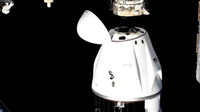 انفصال مركبة دراجون على المحطة الدولية حاملة رائدي فضاء أمريكيين عالقين ورائدًا روسيًّا (فيديو)