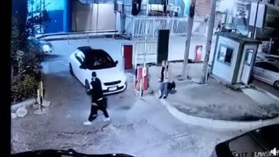 سيارة تدهس شخصا ونجله داخل مول جرين بلازا بالإسكندرية (فيديو وصور)