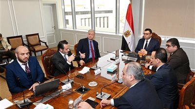 وزير الإسكان يستعرض مقترحًا للمخطط الاستراتيجي لتنمية منطقة غرب رأس الحكمة 