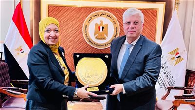 تكريم وزير التعليم العالي تقديرًا لدعمه مشروع مراكز مهارات القرن الواحد والعشرين