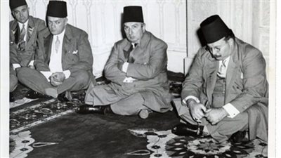 الملك فاروق، طقوس آخر ملوك مصر في رمضان.. القصور الملكية تذيع القرآن الكريم بمكبرات الصوت.. منع بيع الخمور والمشروبات الكحولية.. وإقامة موائد إفطار للفقراء والعوام