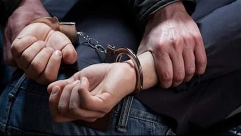 ضبط فتاة وتاجر خردة