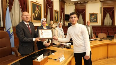 محافظ القاهرة يكرم الفائز في مسابقة أوائل الطلبة ٢٠٢٤ - ٢٠٢٥