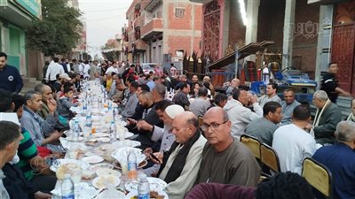 أهالي الرملية بالغربية يقيمون أكبر مائدة لإفطار 3 آلاف صائم (فيديو)