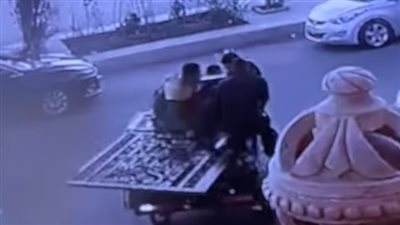 الامن يحدد هوية المتهمين في واقعة فيديو سرقة أبواب المساكن بالتجمع