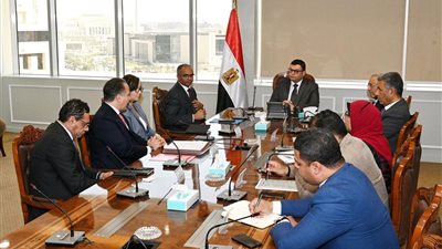 وزير الإسكان يبحث التعاون مع إحدى الشركات الألمانية المتخصصة في مجال المياه والصرف