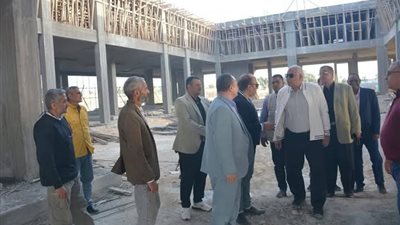 محافظ الوادي الجديد يتفقد مستشفى الفرافرة المركزي ويتابع الموقف الإنشائي