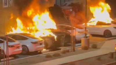  مجهول يشعل النيران في شركة تسلا ويتلف 5 سيارات (فيديو)