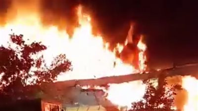 لحظة حريق مخزن للأجهزة الكهربائية بقرب محطة كهرباء في المنيا (فيديو)