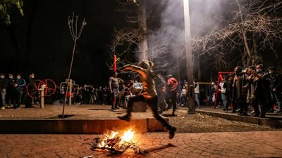 مصرع 14 شخصا وإصابة الآلاف واحتراق منازل في احتفال الإيرانيين بعيد النيروز (فيديو)