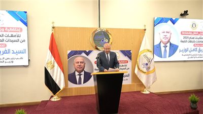 كامل الوزير يكرم 52 سيدة من العاملات في وزارتي النقل والصناعة 