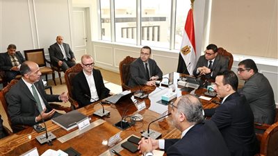 وزير الإسكان يلتقي مسئولي شركة 