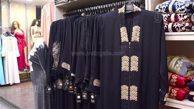 أسعار العبايات لعيدي الفطر والأم 2025.. تبدأ من 400 جنيه والكتان تصل لـ 3 آلاف.. إقبال كثيف على الأنواع القطنية.. والحرير مناسبة للخروجات والمناسبات (فيديو وصور)