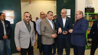 وزير الإنتاج الحربي يتفقد مراحل التصنيع بشركة أبو زعبل للصناعات المتخصصة 