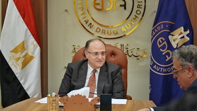 رئيس هيئة الدواء يبحث سبل التوسع في الصناعات الدوائية الحيوية