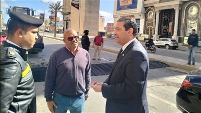 محافظ دمياط يتابع الأعمال الجارية لتنفيذ مطبات للتهدئة بطريق السيالة بورسعيد