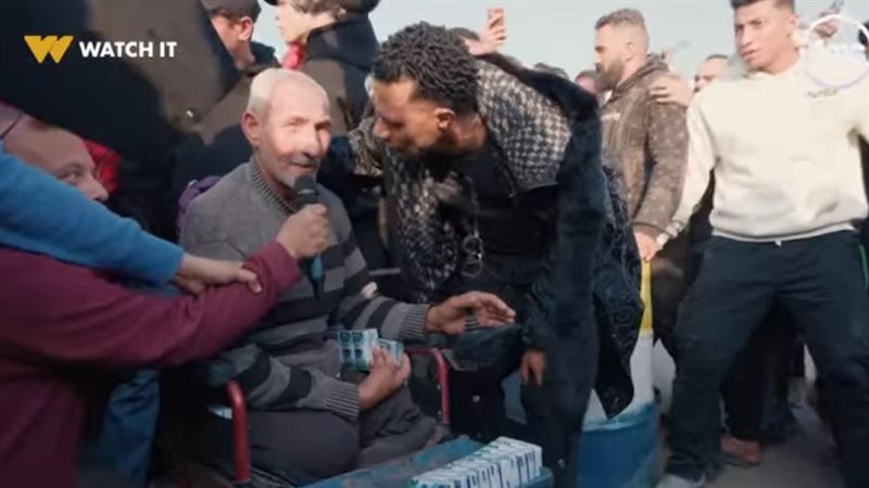 محمد رمضان مع بائع