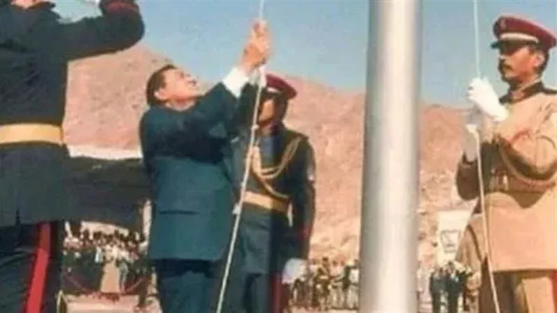 رفع علم مصر فوق أرض