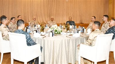 وزير الدفاع يتناول وجبة الإفطار مع مقاتلي القوات البحرية والمنطقة الشمالية العسكرية    