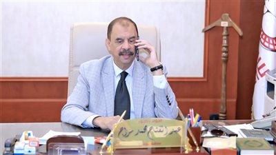 محافظ سوهاج يوجه بتوزيع حقائب مواد غذائية على العمال