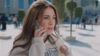 مسلسل عايشة الدور الحلقة 5، مجهول يهدد دنيا سميرغانم بفضح حقيقتها