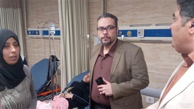 وكيل الطب العلاجي يطمئن على حالة الطلاب المصابين بحادث سقوط سقف غرفة في بني عبيد