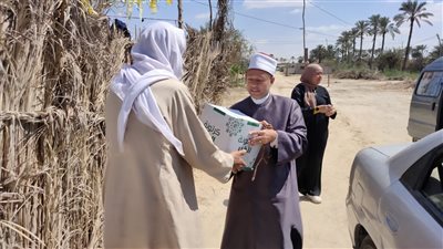 وكيل أوقاف الإسماعيلية يشارك في توزيع المساعدات على الأسر الأولى بالرعاية (صور) 