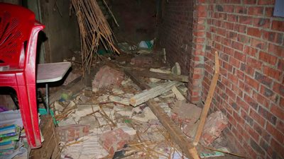 نائب محافظ الدقهلية يطمئن على حالة المصاب في انهيار غرفة درس خصوصي بمستشفى بني عبيد (صور)