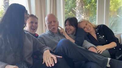 ديمي مور تحتفل بعيد ميلاد بروس ويليس الـ 70 (صور)