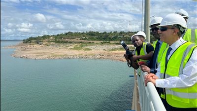 وزير الخارجية يتفقد موقع سد جوليوس نيريري (صور)