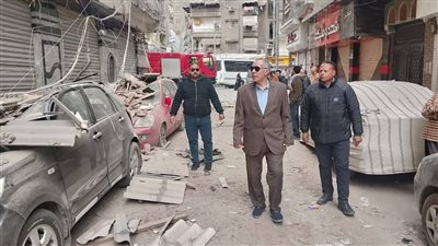 تهشم 3 سيارات إثر انهيار أجزاء من منزل بالمنصورة (صور) 