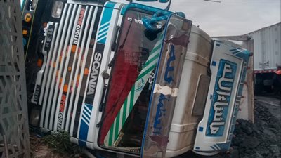 انقلاب سيارة نقل بمقطورة على مطلع كوبري قليوب (صور) 