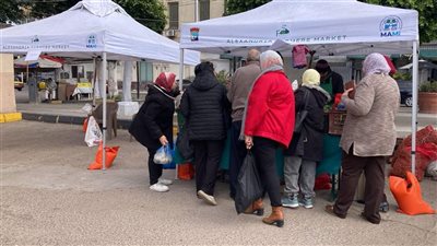 إقبال المواطنين على سوق المزارعين لليوم الواحد بالإسكندرية (صور)