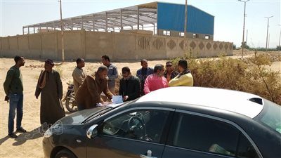 تسليم 9 قطع أراضٍ للمستثمرين بالمنطقة الصناعية بالبغدادي في الأقصر 