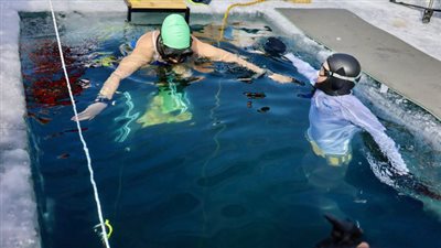 رقم قياسي عالمي، روسية تسبح 122 مترا تحت الجليد دون بدلة غوص