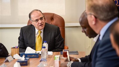 هيئة الدواء تبحث إتاحة الأدوية المصرية بأوغندا 