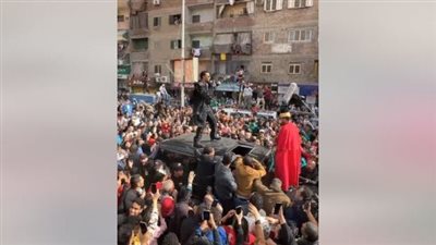 المئات يلتفون حول محمد رمضان أثناء تصوير 