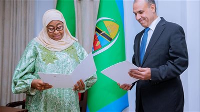 وزير الخارجية والهجرة يسلم رسالة خطية من السيسي إلى رئيسة جمهورية تنزانيا المتحدة