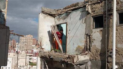 انهيار أجزاء من شرفة عقار بمنطقة محرم بك في الإسكندرية (صور)