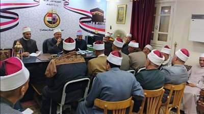 وكيل أوقاف سوهاج يلتقي مديري الإدارات لمتابعة نظافة مساجد وصيانتها الدورية