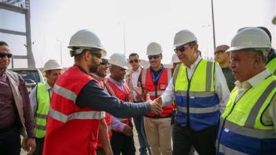 وزير قطاع الأعمال يتابع الموقف التنفيذي لإنشاء مصنعي حامض النيتريك ونترات الأمونيوم (صور) 