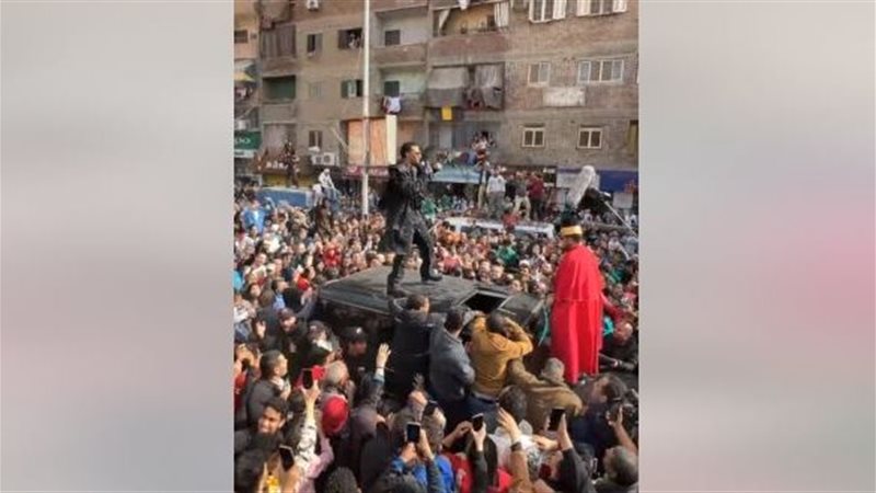 المئات يلتفون حول