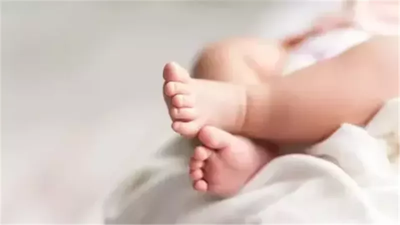 سيدة تضع مولودتها