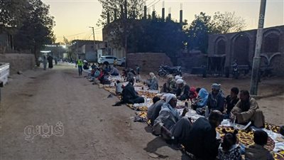 مائدة بطول الشارع، إفطار جماعي بقرية المريس بالأقصر لـ 5 آلاف صائم (فيديو وصور)