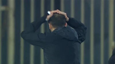 جماهير الأهلي تحيي علي معلول خلال مباراة إنبي (صور)