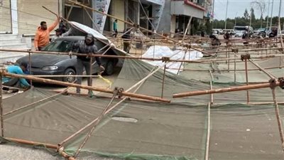 بسبب سوء الأحوال الجوية، سقوط سقالة على سيارة سرفيس في المنصورة 