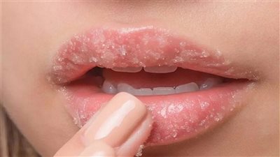 وصفة طبيعية لتقشير الشفاه وترطيبها
