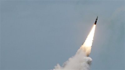 بحضور الزعيم، كوريا الشمالية تختبر صاروخا دفاعيا جويا من طراز جديد (صور)